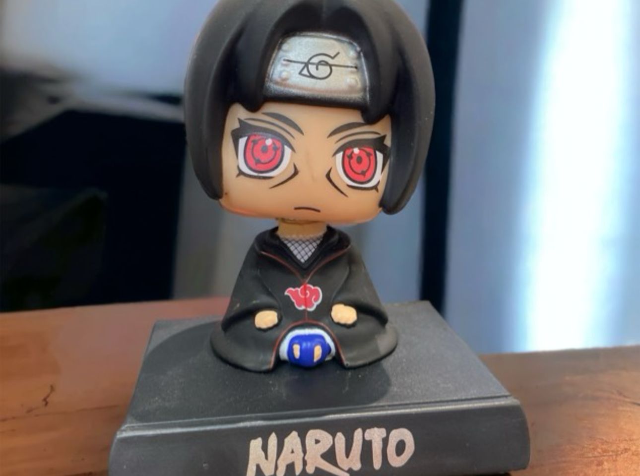 Bobble Head Porta Tarjetas y Celular -  Itachi Uchiha